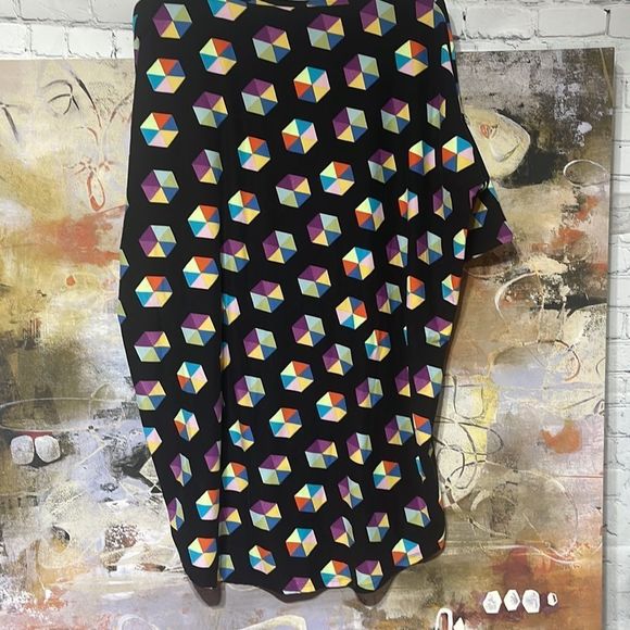 LuLaRoe  IMA Hexagon high-low geometric tunic medium - Picture 9 of 9